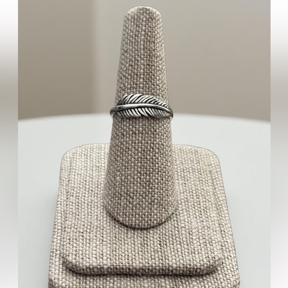NWT 925 Sterling Silver Oxidized Feather Ring! Available in Sizes 5-10! NEW! - Picture 2 of 7